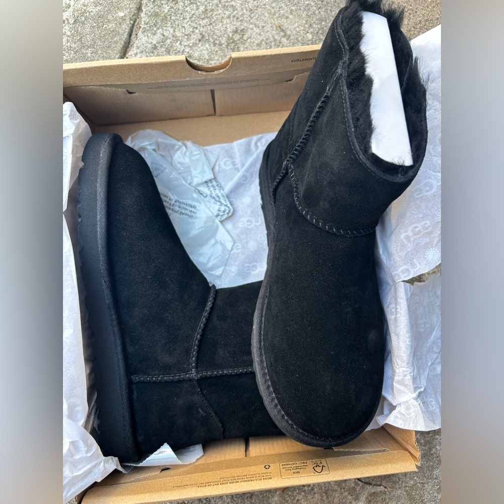 UGG Bailey Mini Logo Strap Bootie - Picture 9 of 10